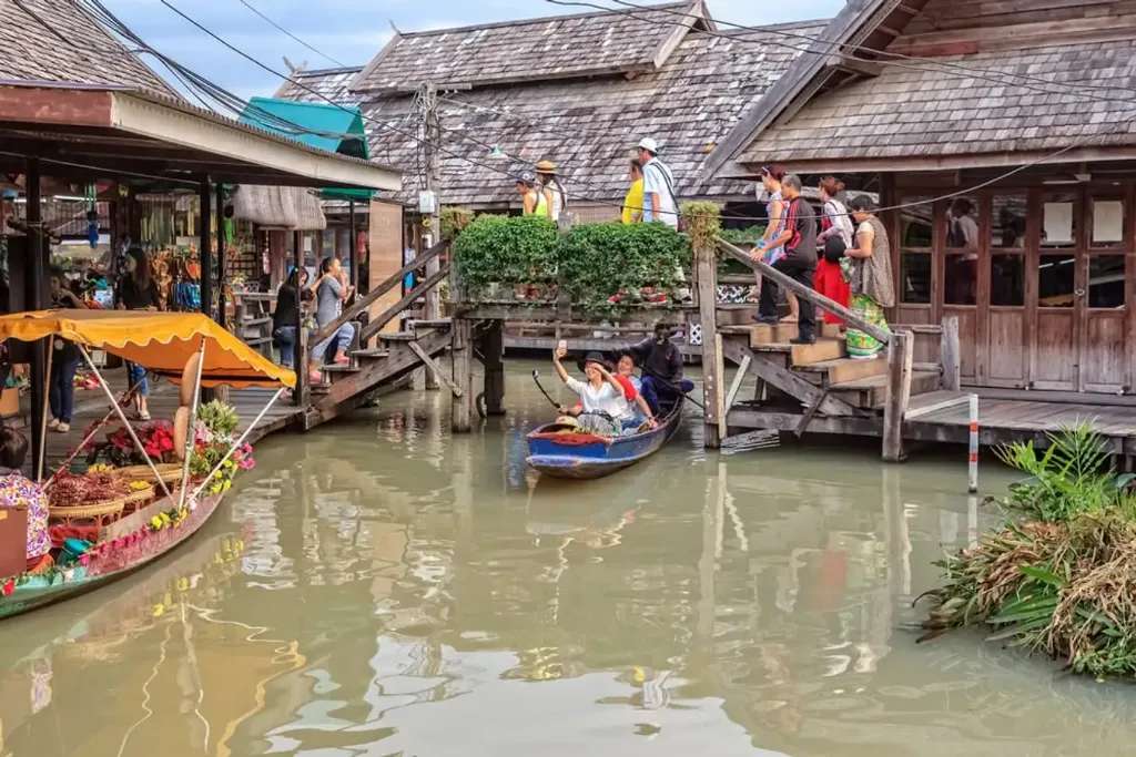 Đi thuyền một vòng quanh chợ nổi Pattaya @istockphoto.com