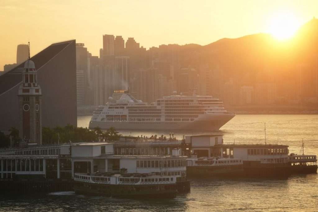 Phà Ngôi Sao đang đậu ở trạm Tsim Sha Tsui, Cảng Victoria