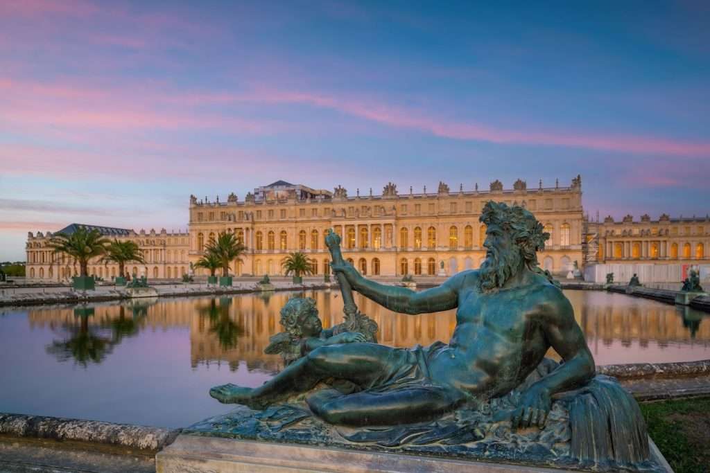 Du khách có thể chọn đi tàu RER C hoặc SNCF để di chuyển tới cung điện Versailles.