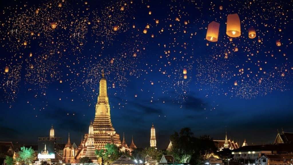 Đèn hoa đăng được thả rực sáng cả bầu trời Pattaya