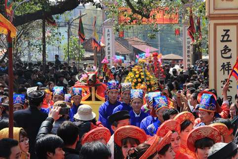 Khung cảnh lễ hội náo nhiệt tại làng Thổ Hà 