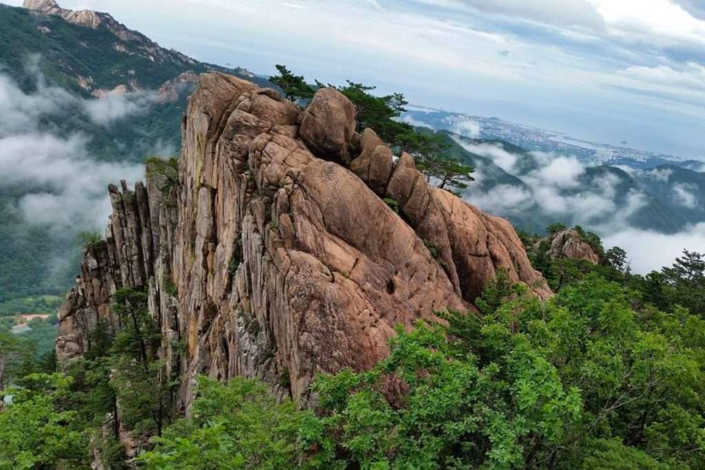 Đỉnh núi Seoraksan là mục tiêu chinh phục của nhiều du khách 