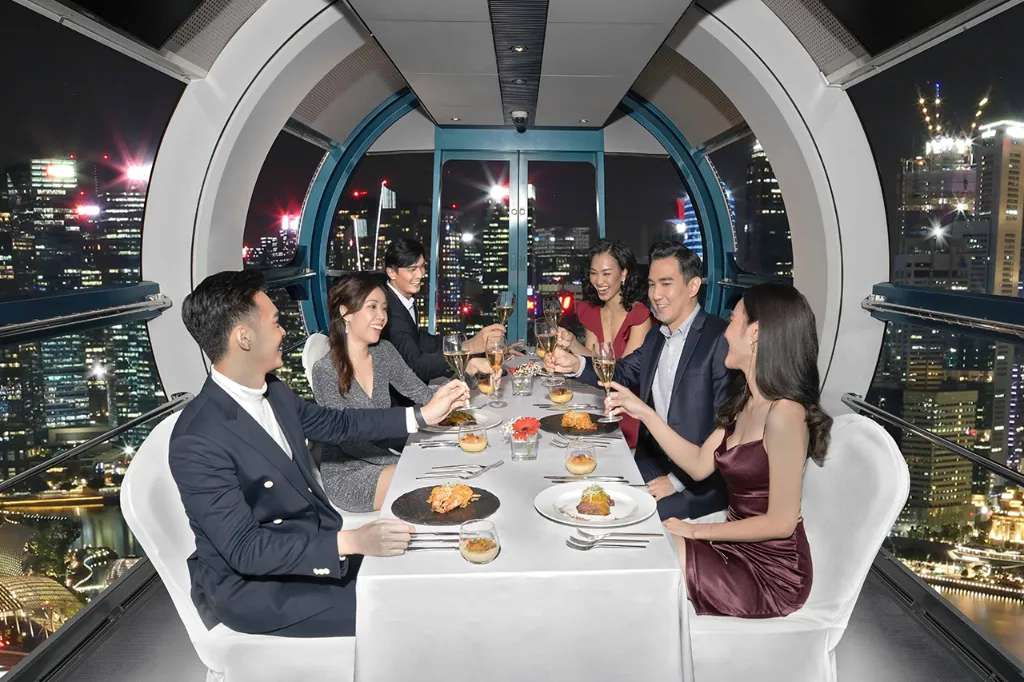 Một bữa ăn được phục vụ trong khoang @singaporeflyer.com