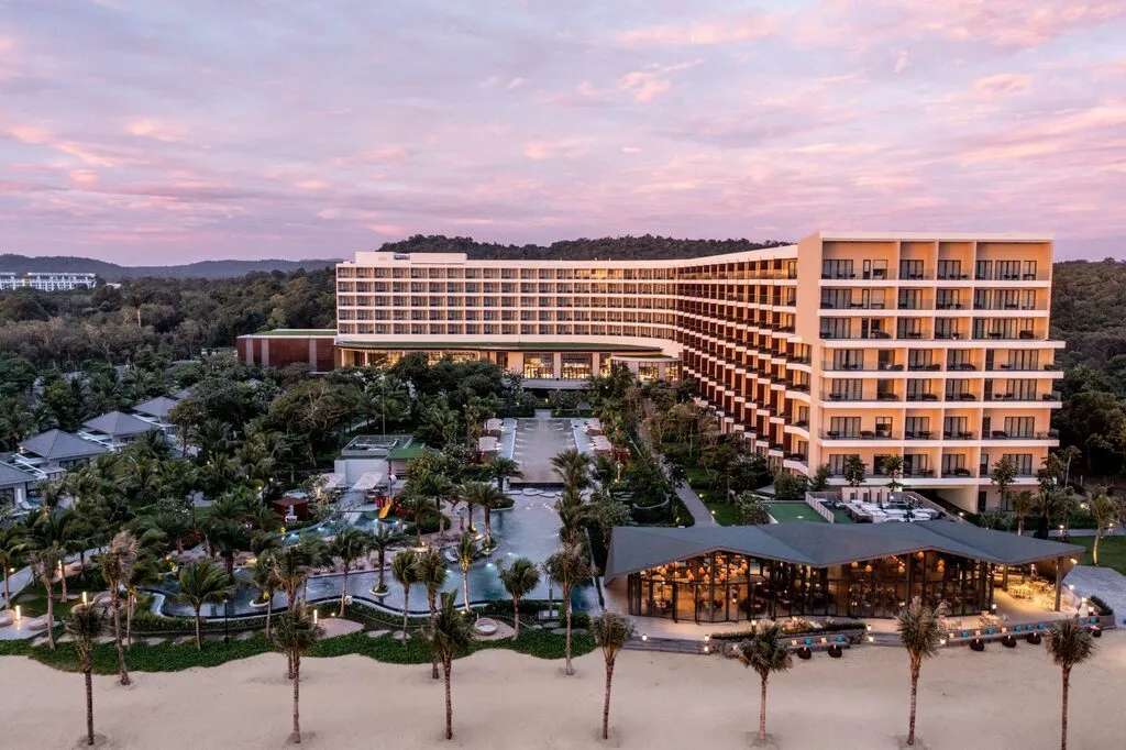 Khuôn viên rộng rãi của Crowne Plaza Phu Quoc Starbay