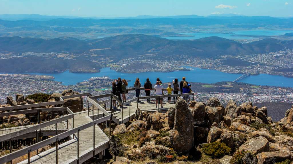 Du khách ghé thăm địa điểm trên đảo Tasmania 