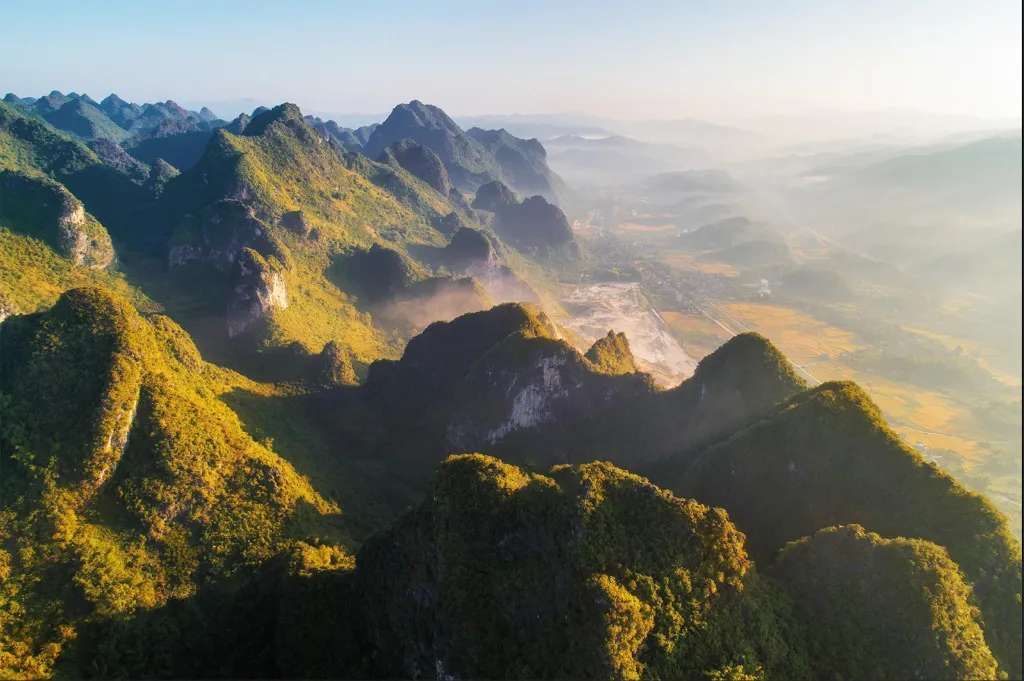 Ải Chi Lăng những dãy núi đá cao, xung quanh là rừng rậm bao phủ 