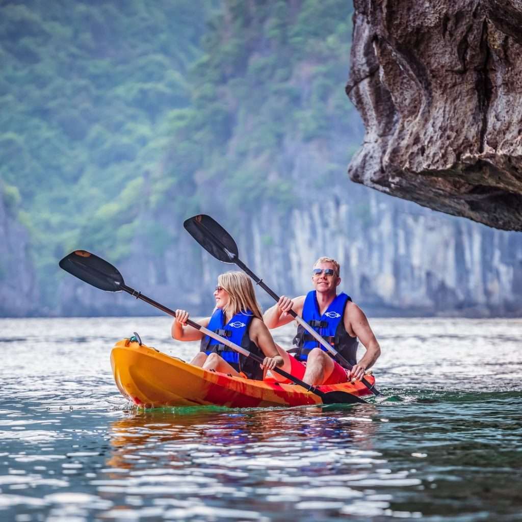 chèo thuyền ở đảo Ba Trái Đào