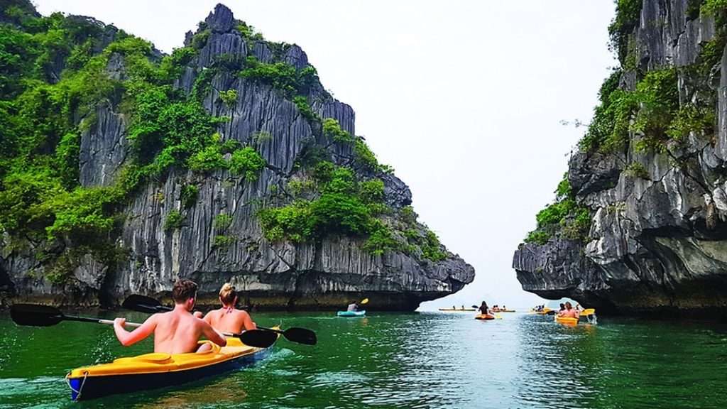 chèo thuyền quanh vịnh Lan Hạ