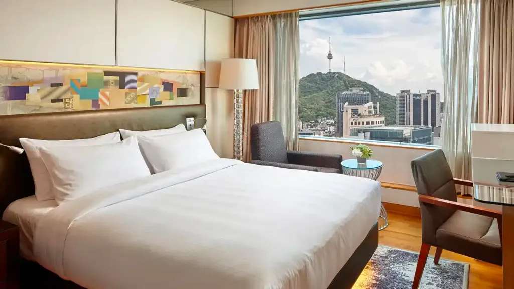 Không gian phòng nghỉ tại LOTTE City Hotel Myeongdong 