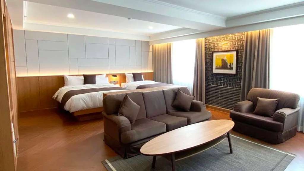 Phòng nghỉ với thiết kế hiện đại, sang trọng và không gian rộng rãi tại Commodore Hotel Gyeongju 