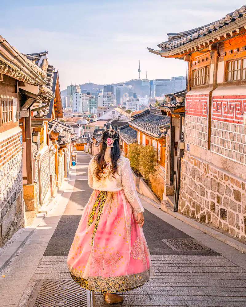 Du khách ghé thăm làng Bukchon Hanok