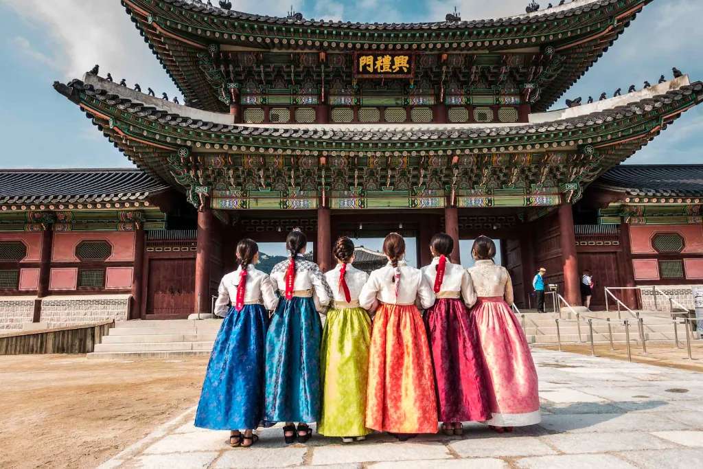 Du khách check in tại cung điện Gyeongbokgung Seoul