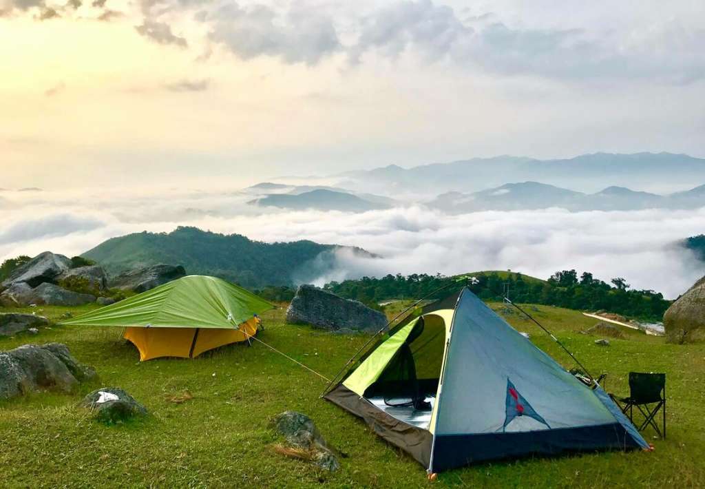 Cắm trại qua đêm, cùng nhau đàn ca hát bên ánh lửa bập bùng là những trải nghiệm khó quên tại đây