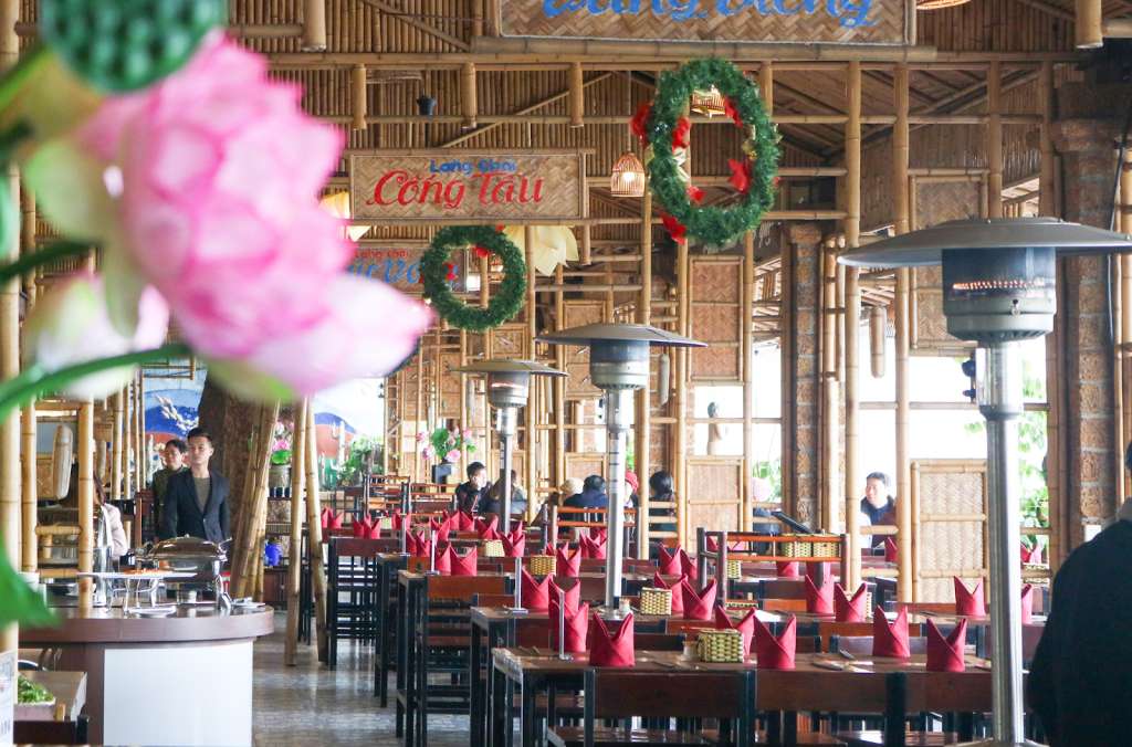 Không gian rộng rãi tại nhà hàng Buffet Sen Á Đông 