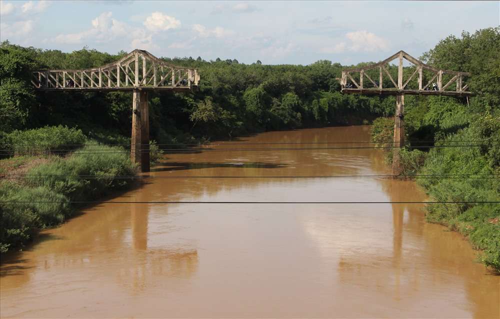 Cầu gãy sông Bé