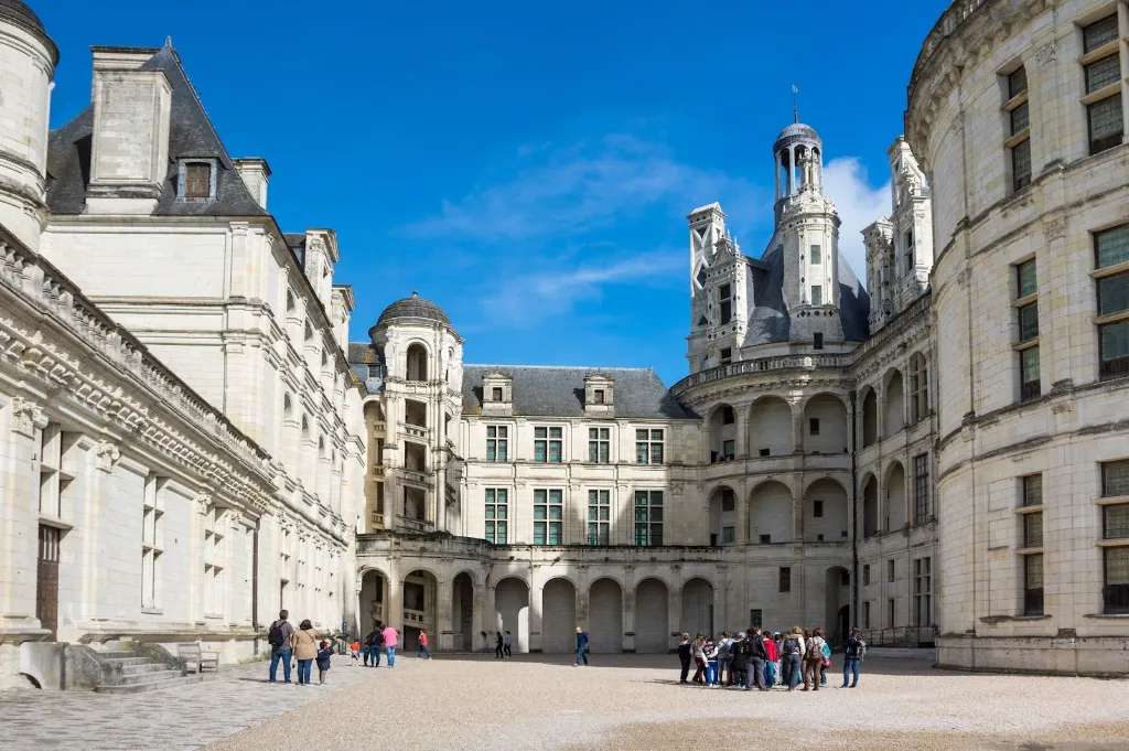 Du khách đến thăm lâu đài Chambord 