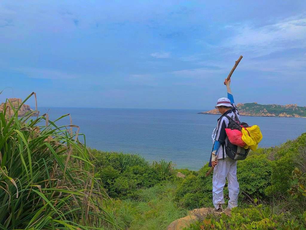 Nơi nhìn được mặt biển Bãi Rạng, hòn đảo đối diện là nơi nuôi yến khách du lịch không được qua