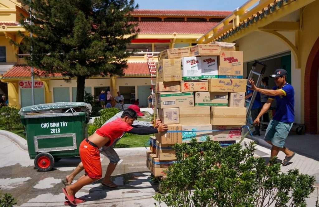 Vận chuyển hàng vào chợ Bình Tây