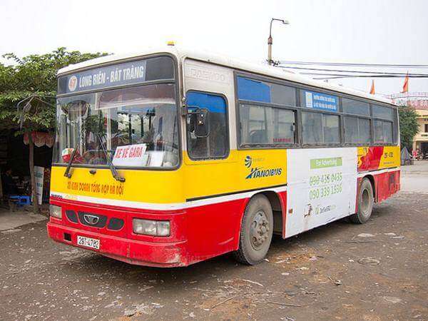 Xe buýt là 1 trong những lựa chọn di chuyển tới Chợ Gốm Bát Tràng @sangom.vn 