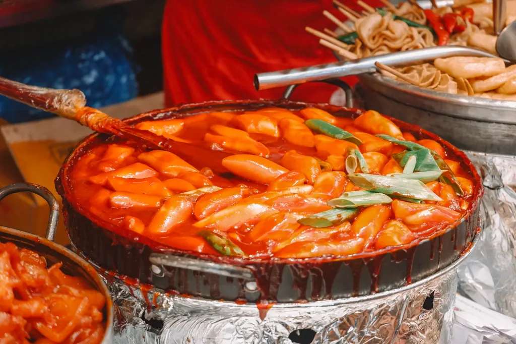 Tteokbokki - món ăn đường phố cực kỳ phổ biến tại đất nước này mà mọi người có thể dễ dàng mua được tại chợ Gwangjang 