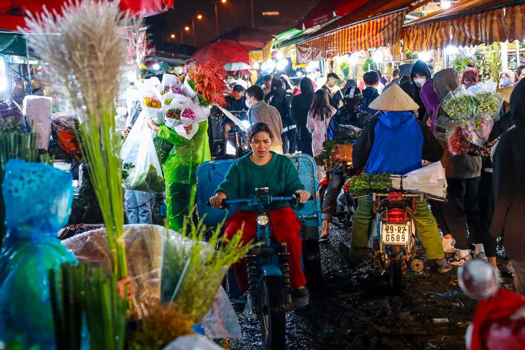 Đây còn là nơi để các bạn khám phá Hà Nội về đêm 