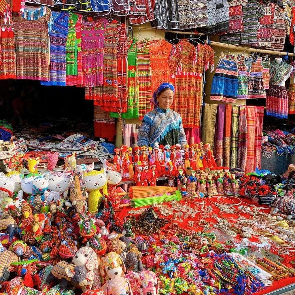 Chợ Lào Lóng Sập đầy sắc màu