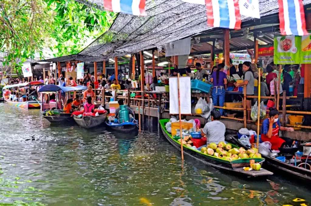 Chợ nổi Pattaya vào cuối tuần @istockphoto.com