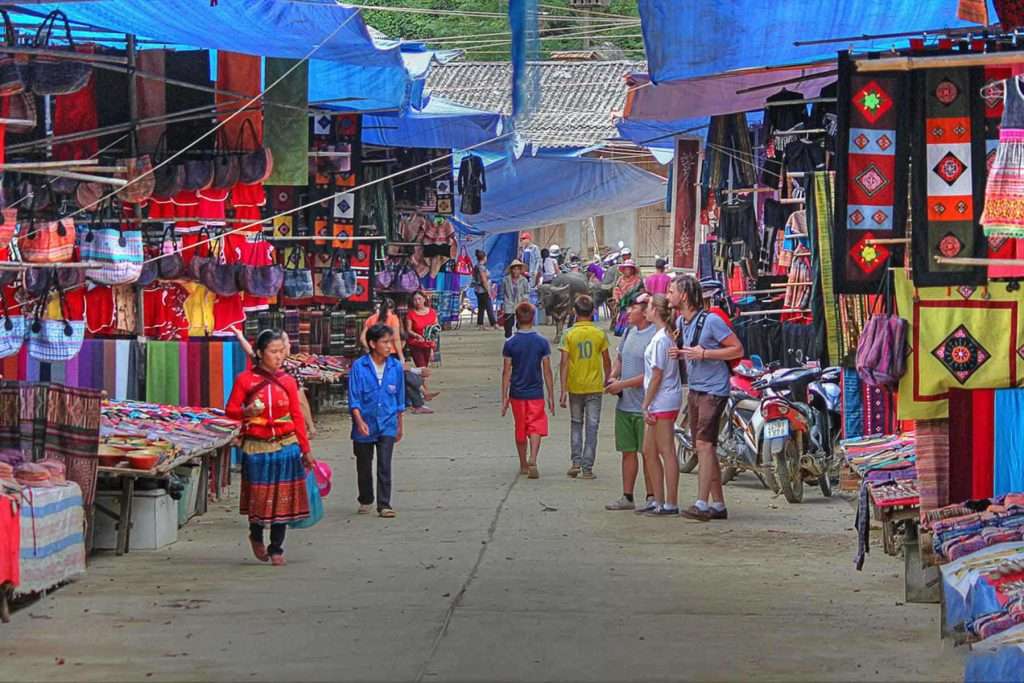 Các gian hàng tại chợ phiên Sapa