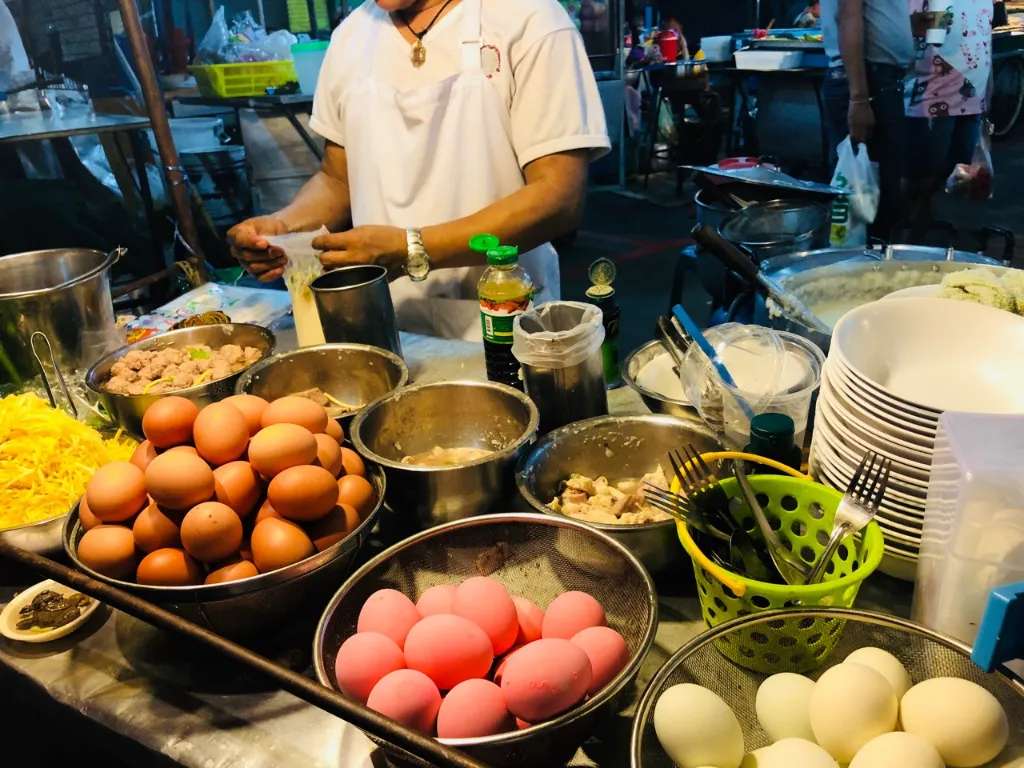 Một quầy bán trứng nướng, chân gà sốt thái trong khu chợ @dulichdatviet
