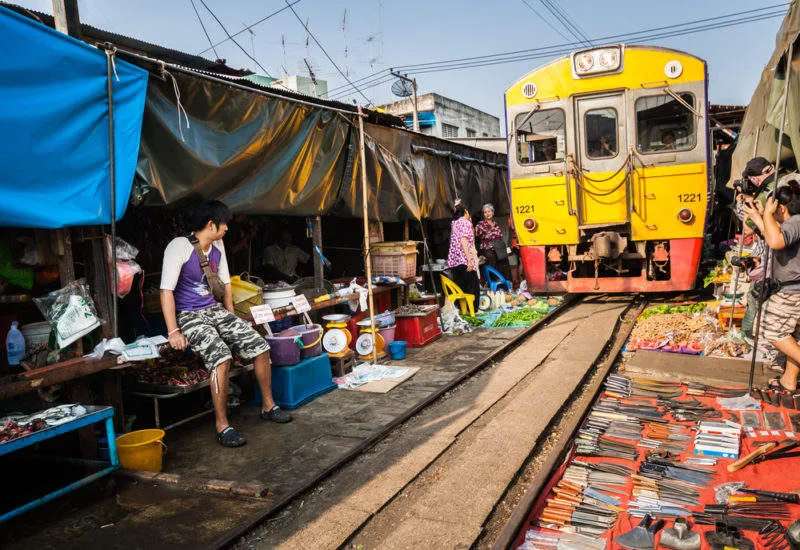 Tàu sắt đi qua các khu chợ của Thái Lan @railwaytechnology