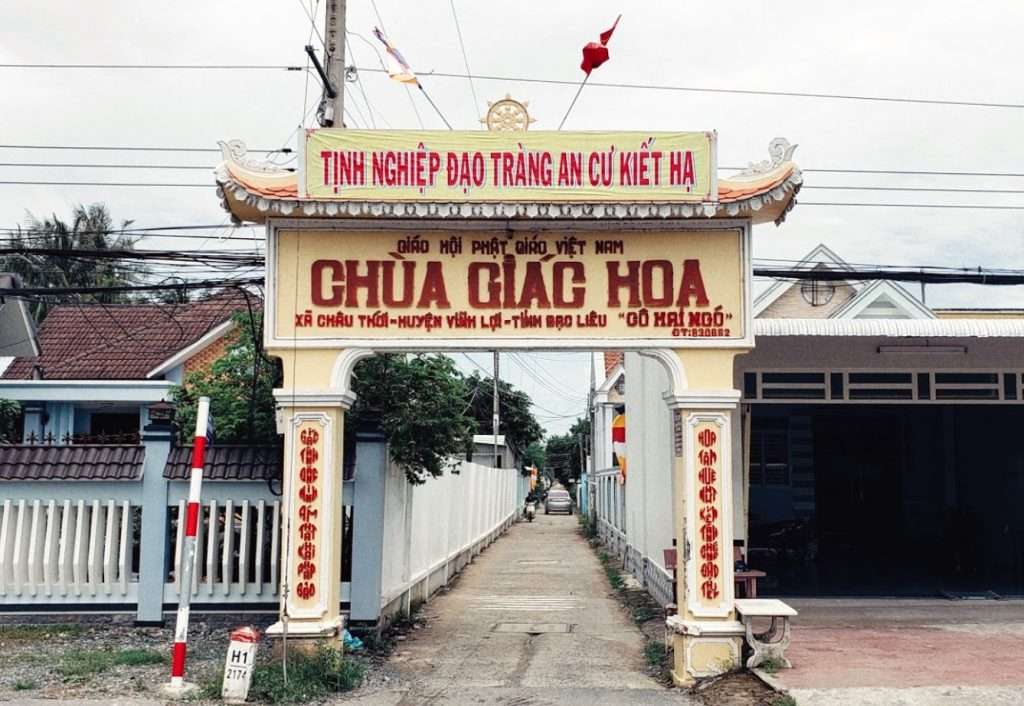 Cổng chùa Hai Ngó