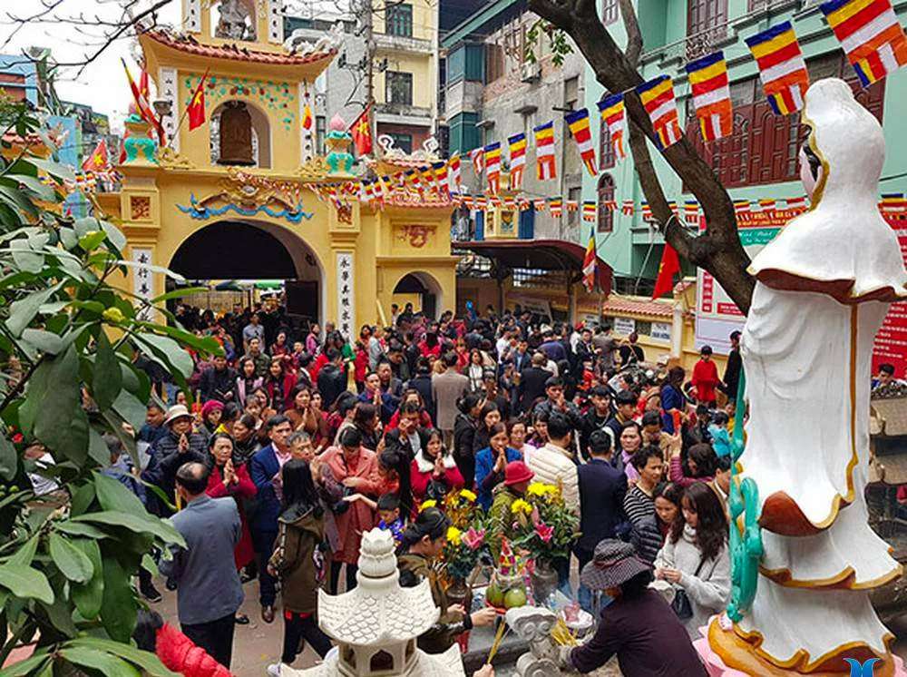 Không khí lễ hội tưng bừng, đông đúc tại chùa Long Tiên với sự tham gia của cả người dân địa phương và khách du lịch @mia.vn