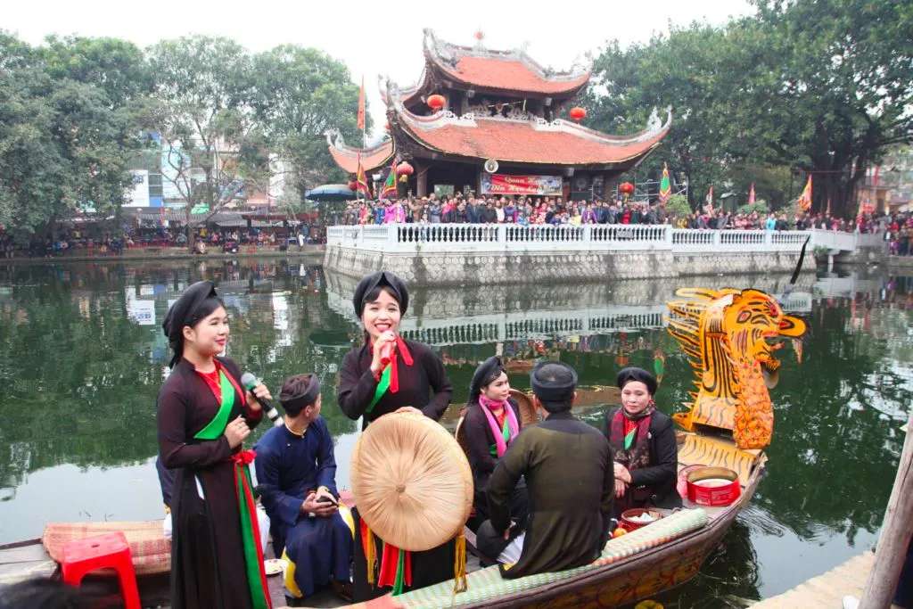 Ghé đến chùa Lim chiêm ngưỡng kiến trúc cổ kính của chùa và nghe những giai điệu quan họ đặc sắc của liền anh liền chị @Halo Travel