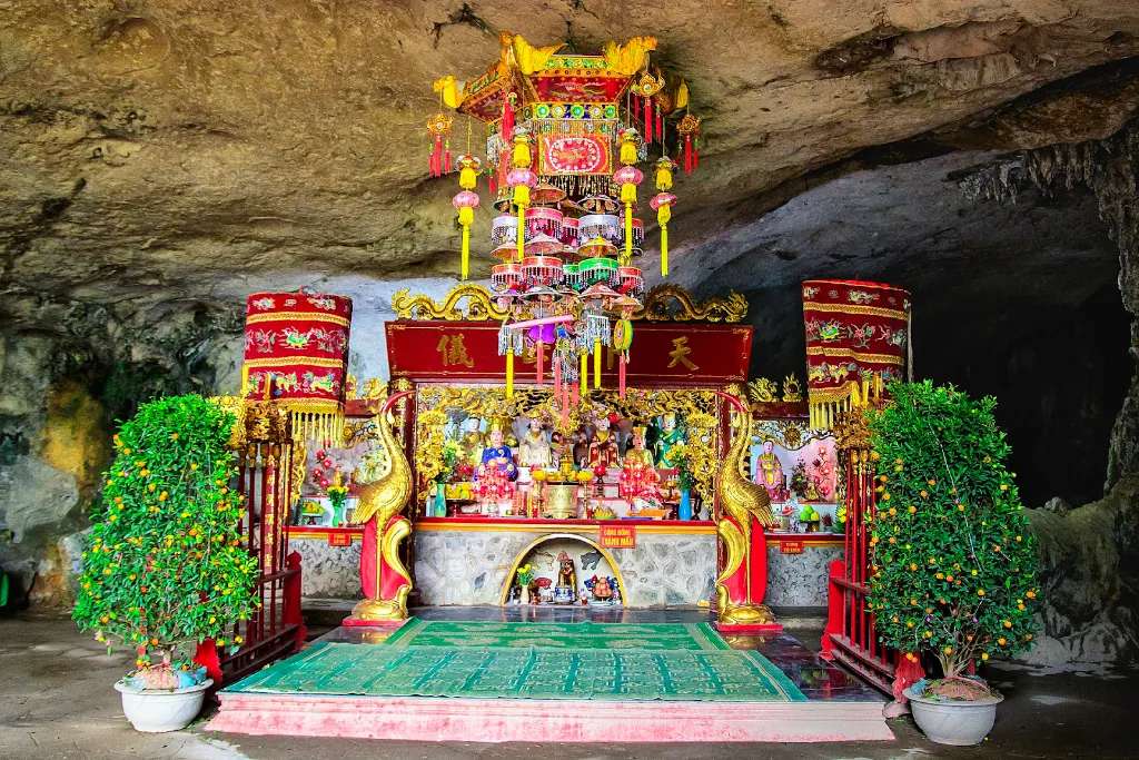 Không gian thờ cúng bên trong của chùa động Tam Thanh 