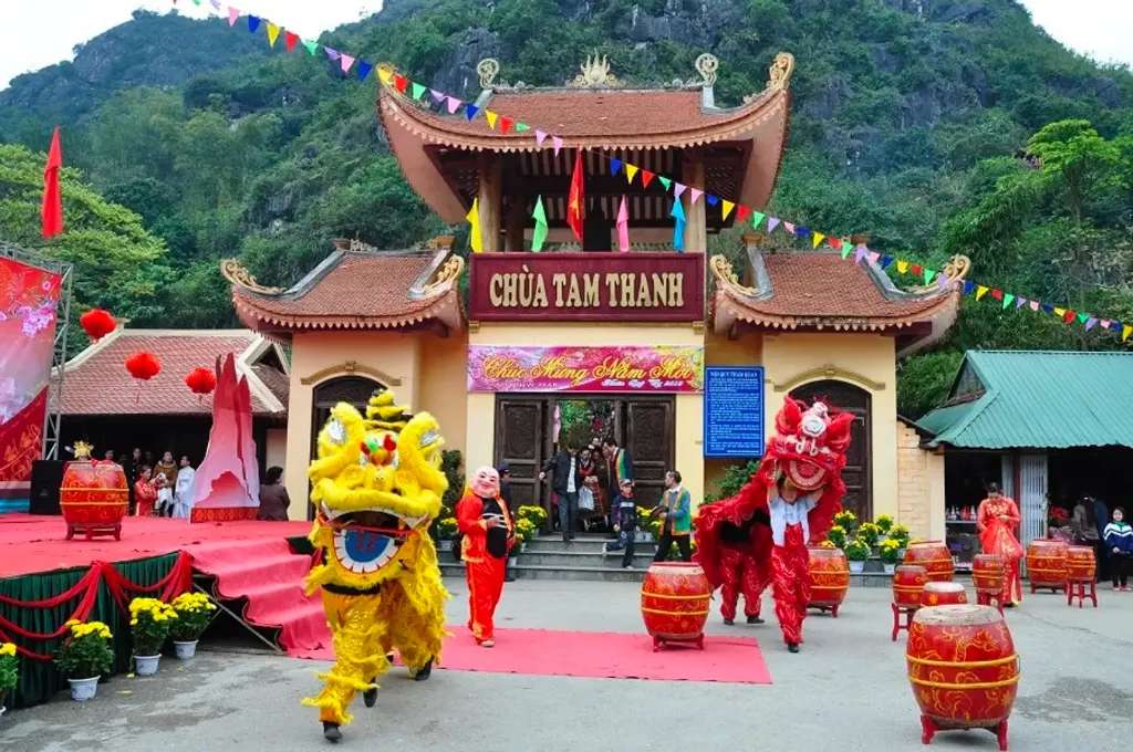 Phần lễ hội sôi động và náo nhiệt, mang trong mình những trò chơi truyền thống sâu sắc chùa Tam Thanh