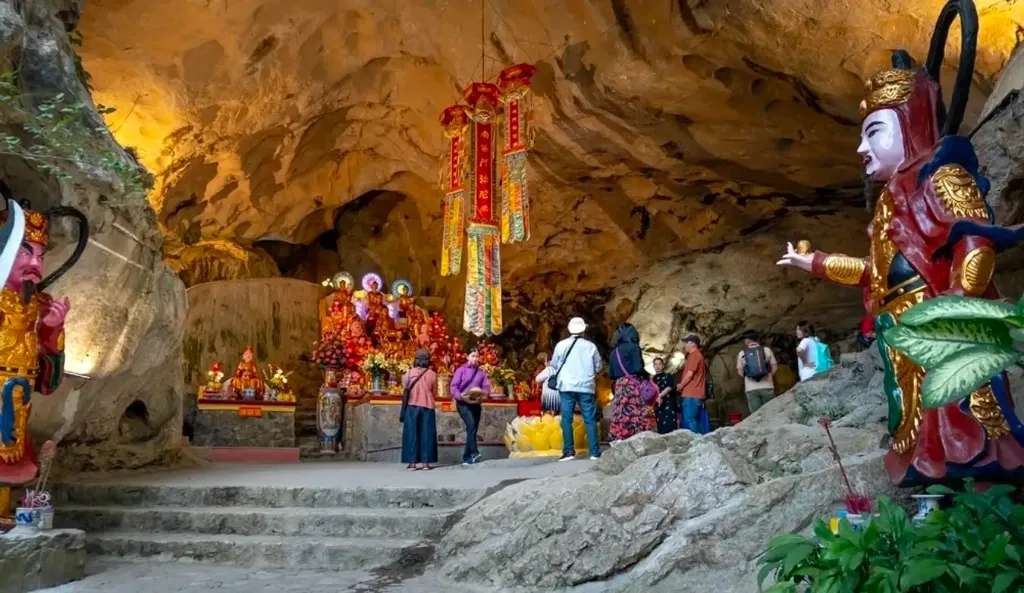Du khách và người dân địa phương ghé thăm cầu an tại chùa Tam Thanh 