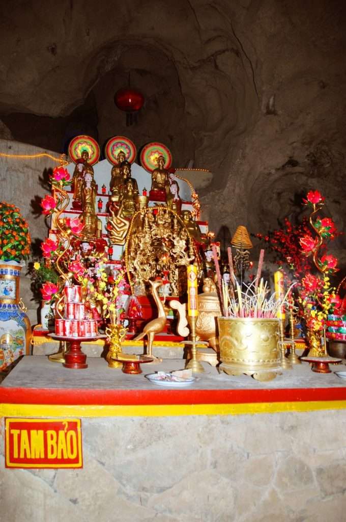 Một điểm thờ Tam Bảo trong chùa Tam Thanh 