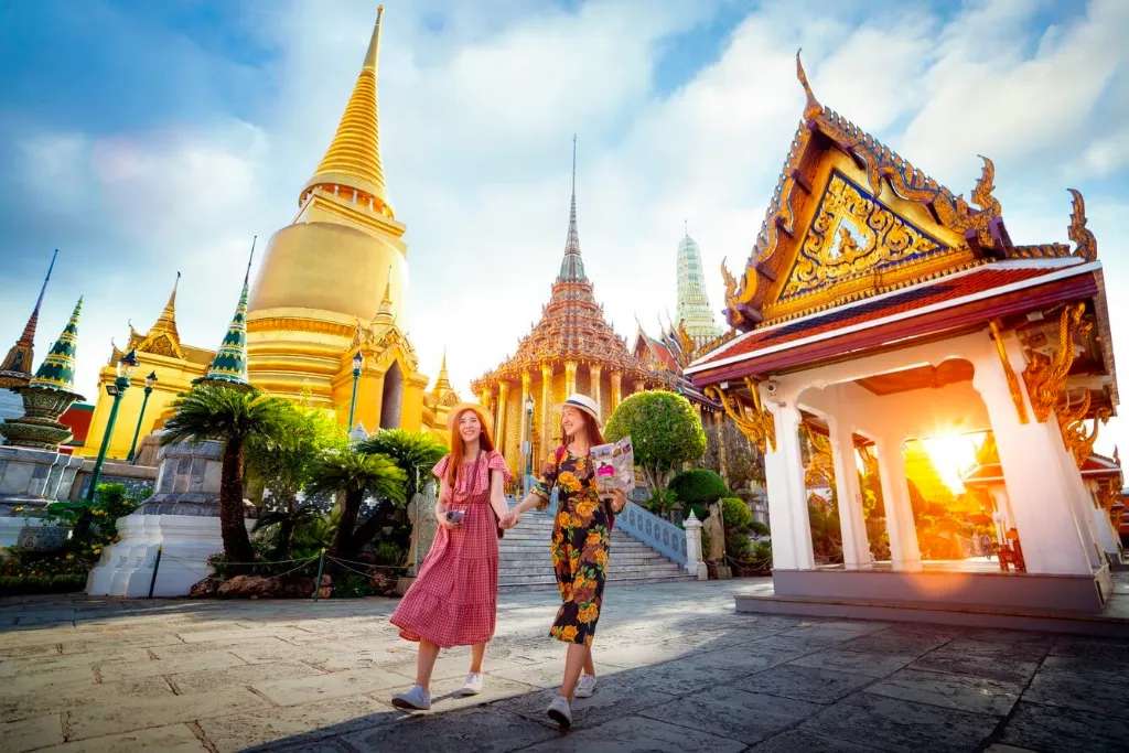 Hình ảnh du khách ghé thăm chùa Wat Traimit 