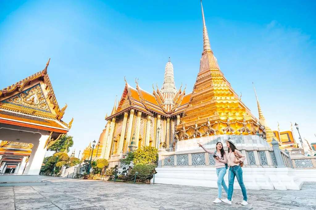 Hình ảnh du khách ghé thăm chùa Wat Traimit