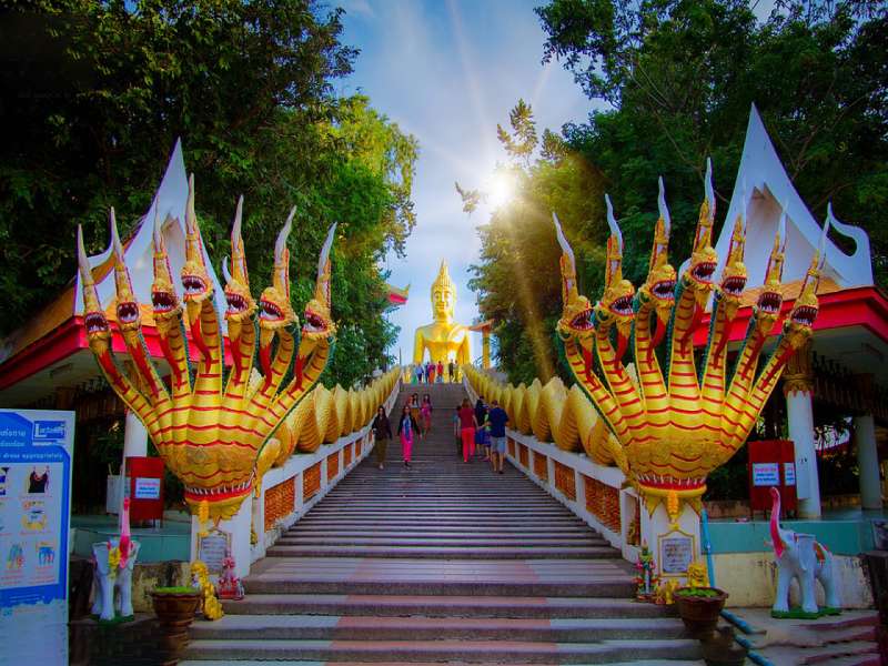 Tượng phật bên trong chùa Xá Lợi Thái Lan