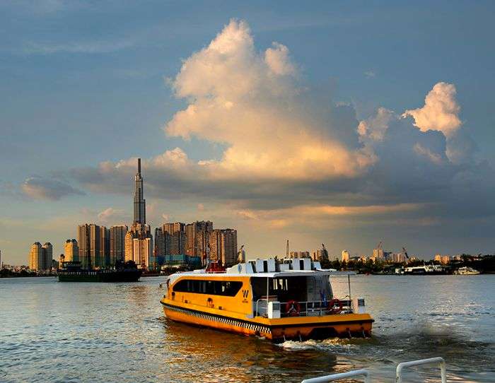 Bạn có thể mua vé waterbus để ngắm nhìn thành phố