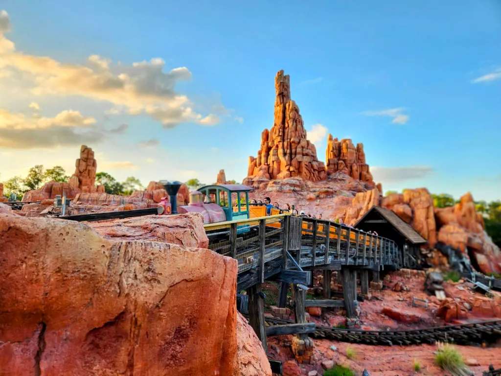 Khu vui chơi Frontierland với nhiều trò chơi độc đáo 