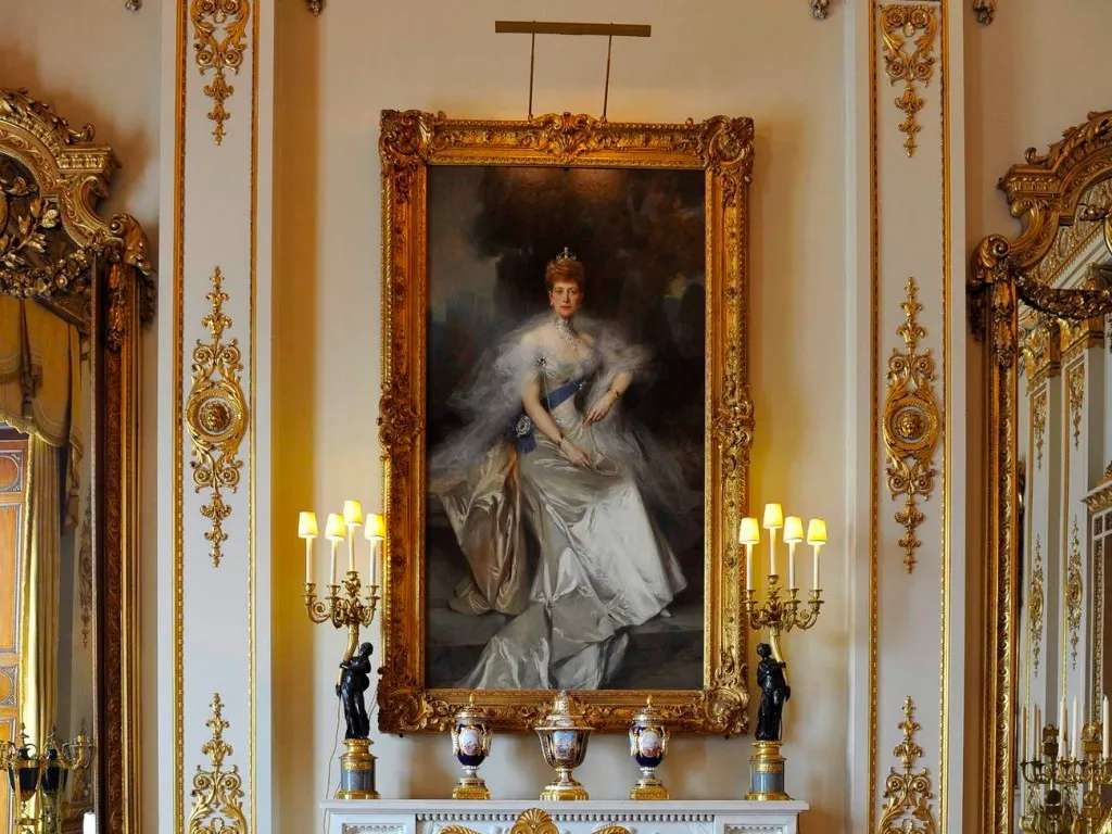 Bức tranh Nữ hoàng Alexandra trong phòng White Drawing Room, Cung điện Buckingham 