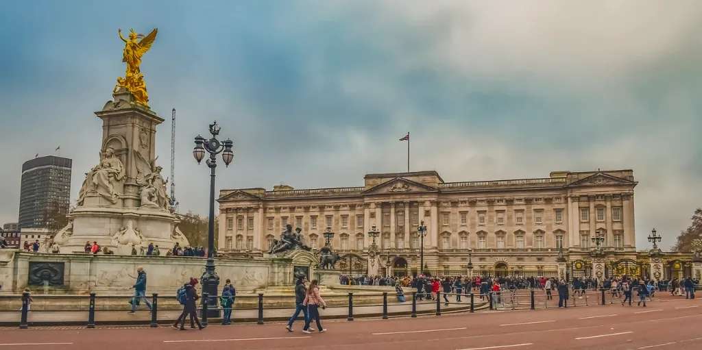 Hướng dẫn du khách di chuyển ghé thăm cung điện Buckingham 