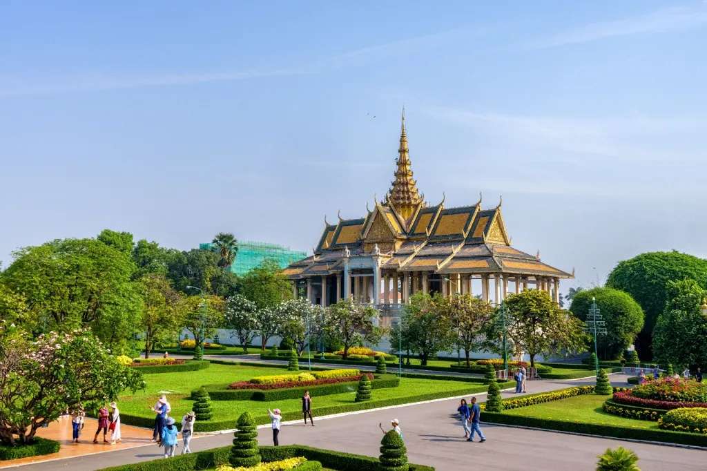 Cung điện Hoàng Gia Campuchia là tổ hợp những tòa nhà nơi ở của của giới Hoàng Gia Vương quốc Campuchia 