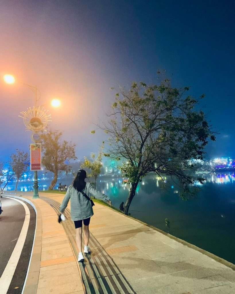 Hồ Xuân Hương về đêm