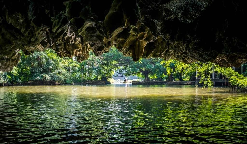 Hang động ở đầm Vân Long