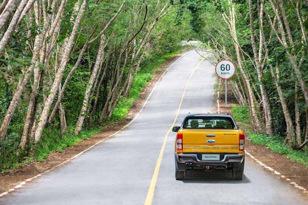 Du khách có thể lựa chọn ô tô để di chuyển đến chùa