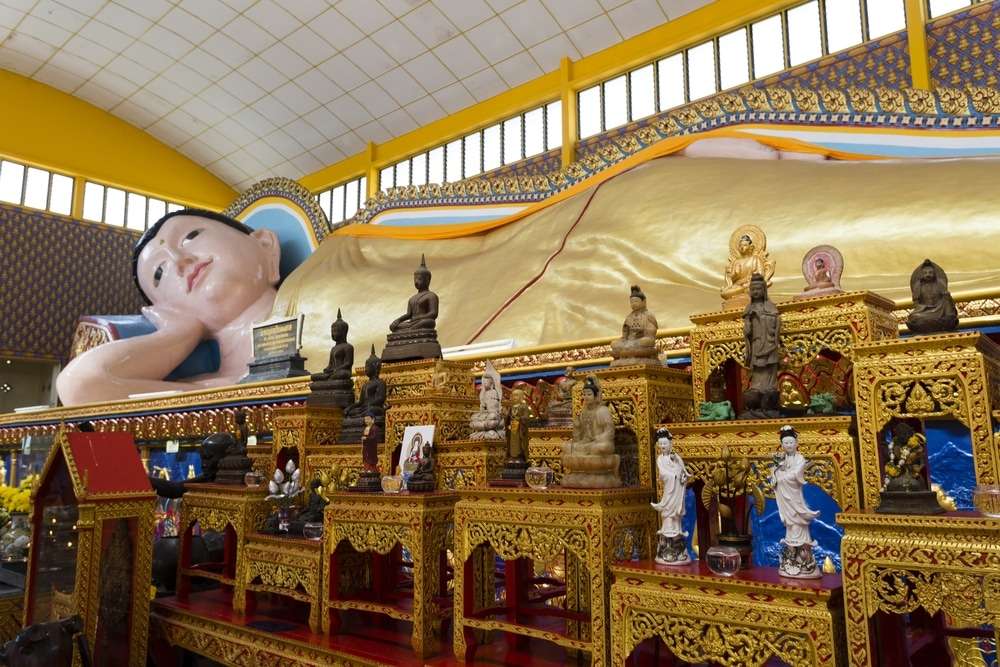 Tượng phật ở đền Wat Chaiya Mangkalaram