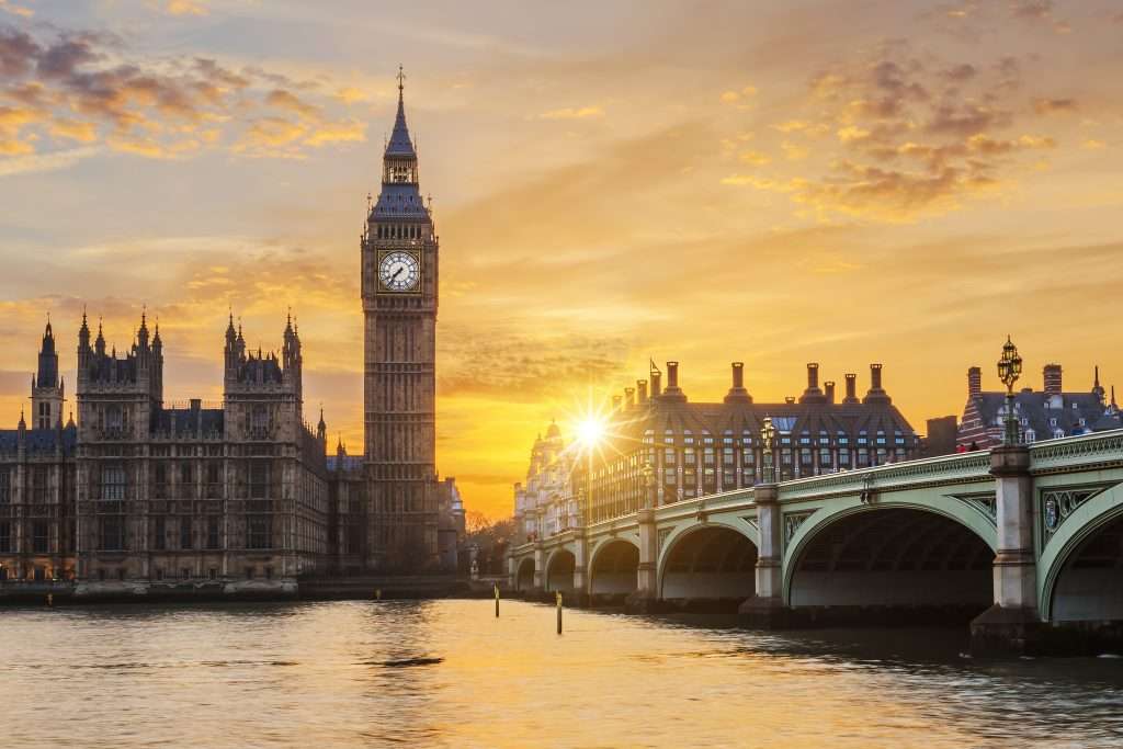 Tháp Big Ben sừng sững giữa bầu trời